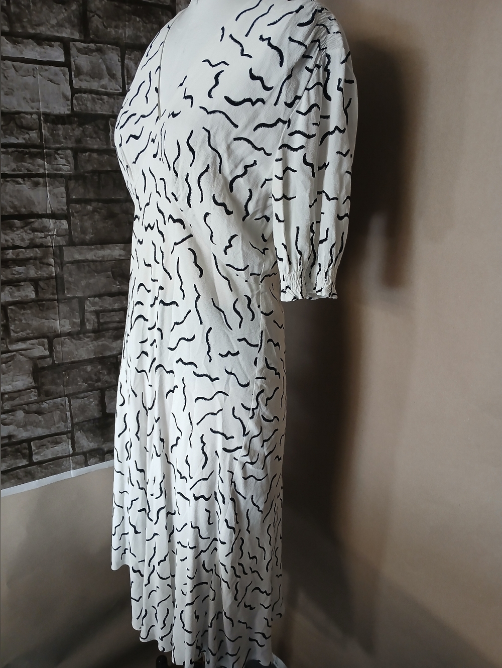 Diane Von Furstenberg White Midi  Dress with Black Abstract Print - Picture 4 of 8